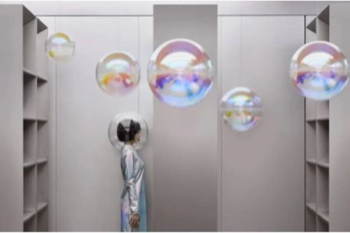 فتاة تتأمل تكنولوجيا التجميل المذهلة