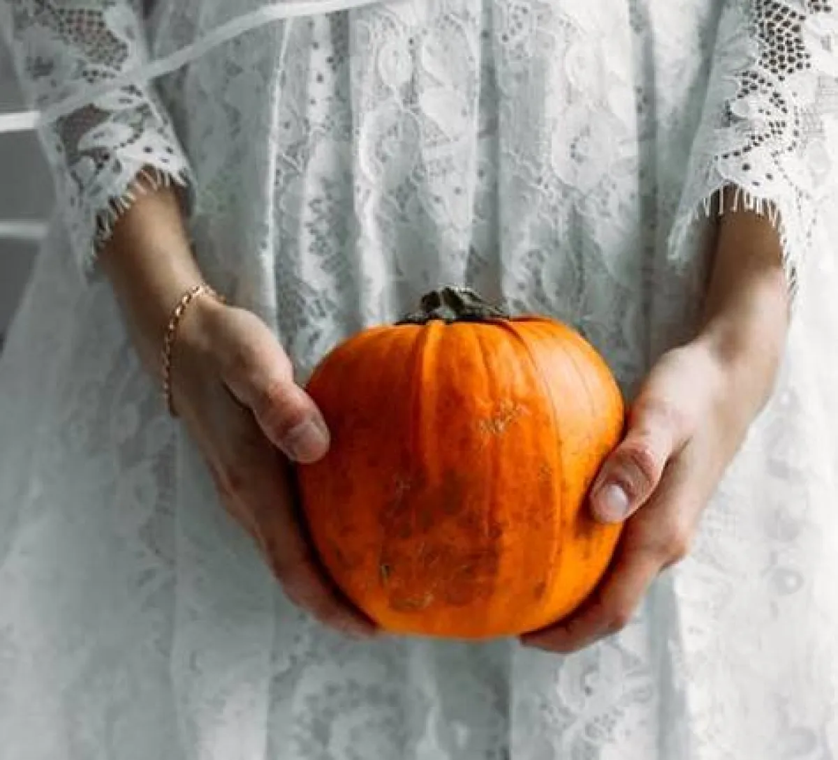 صورة لحامل تمسك بنبات اليقطين