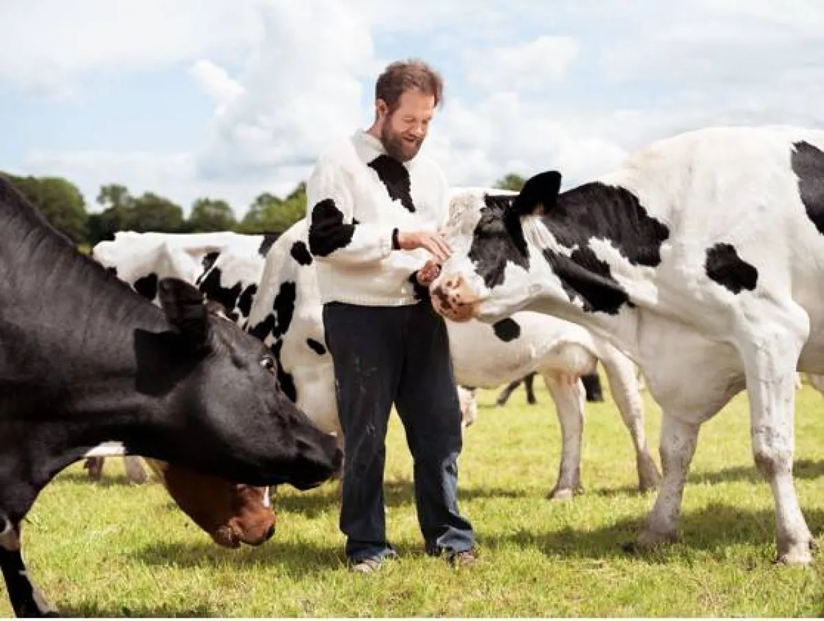 مزارع يرتدي سترة تتماهى مع الخلفية