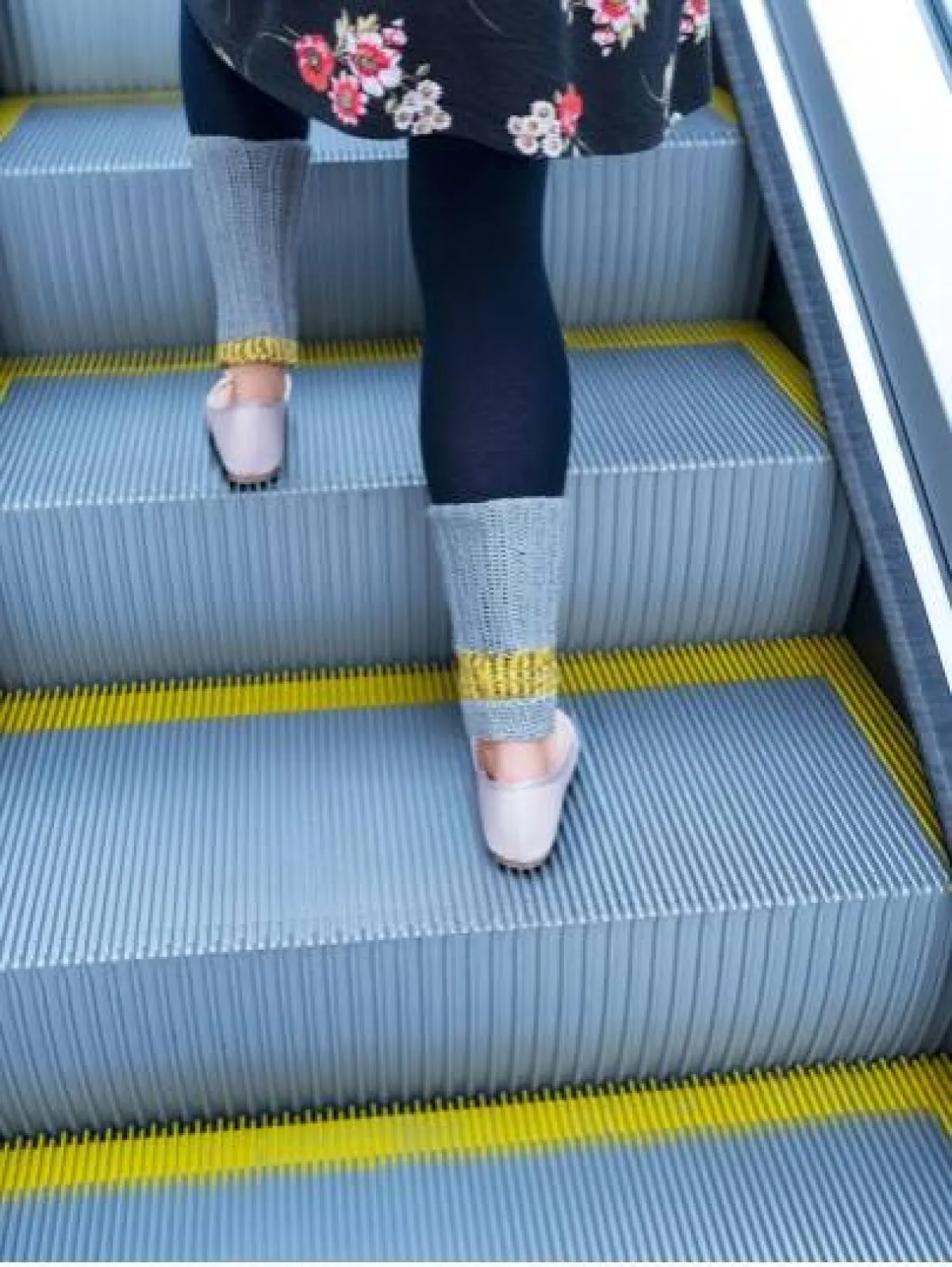 فتاة تطلع الدرج