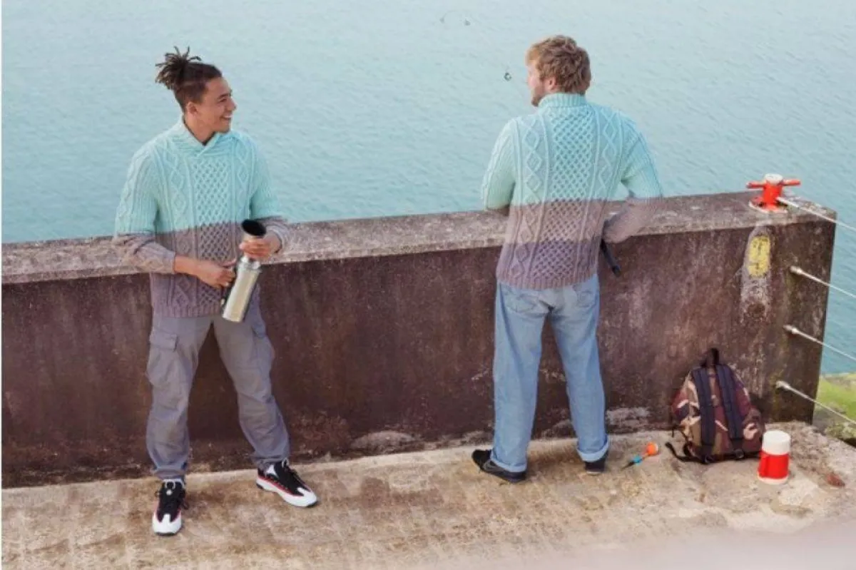 شابان يرتديان ملابس تتماهى مع الخلفية