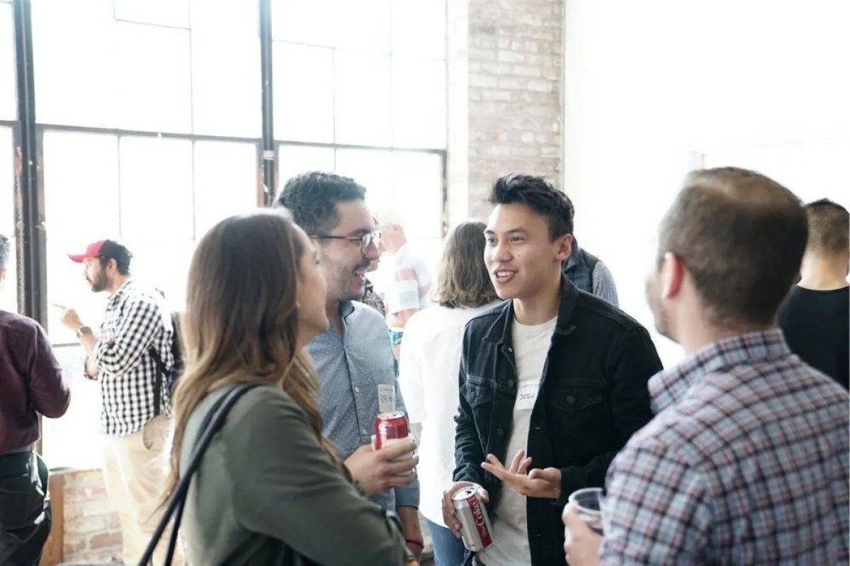 شباب وبنات يتبادلون أطراف الحديث