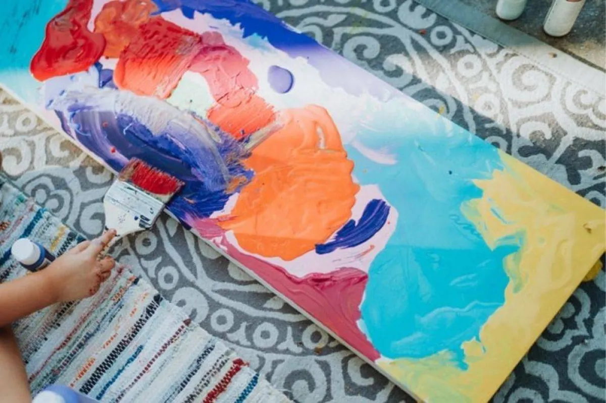 فتاة ترسم بألوان منعشة 