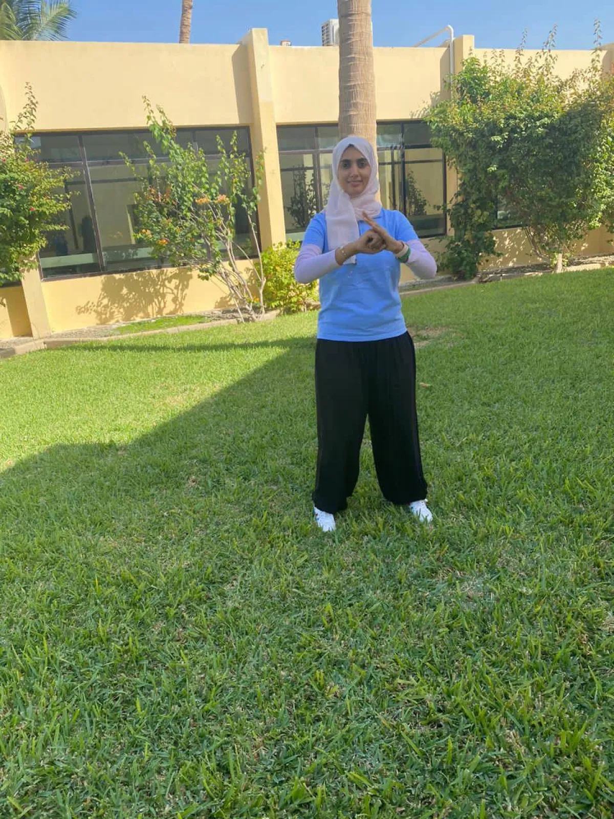 المدربة أمة الله خلال تأديتها لحركات التاي تشي