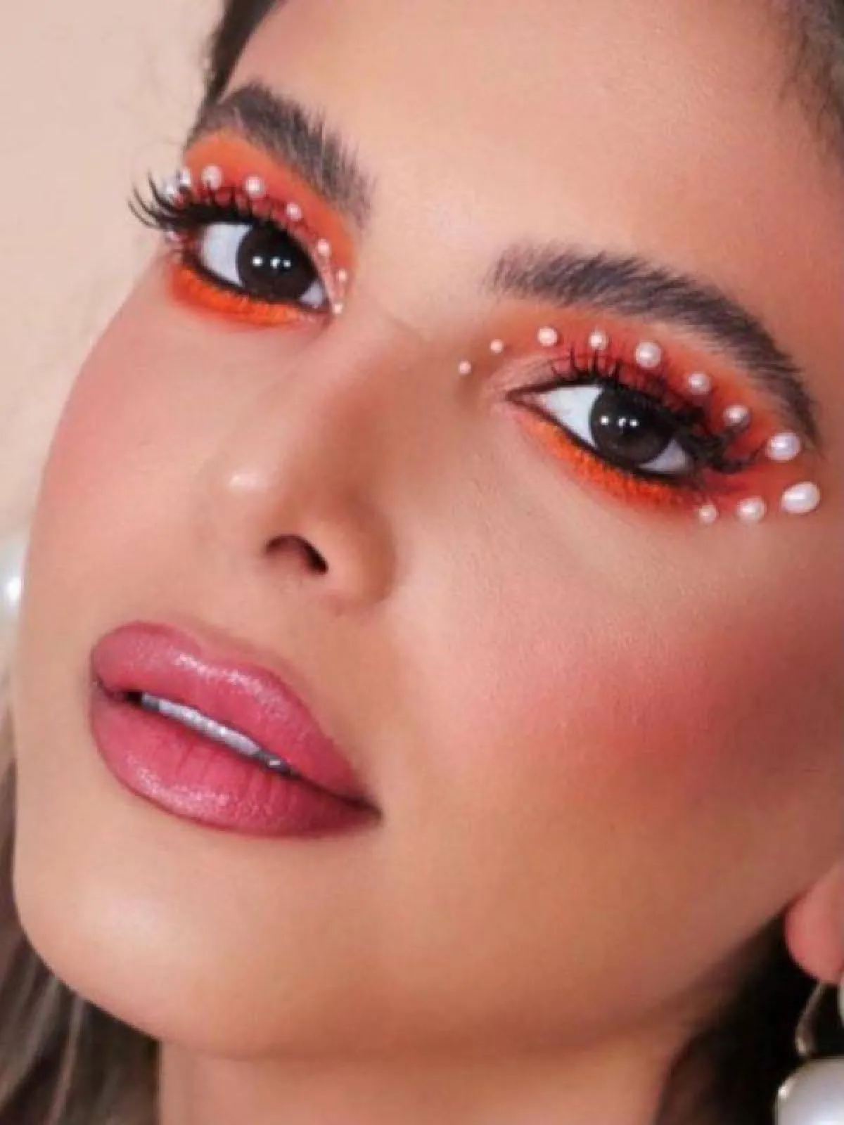 مكياج برتقالي صارخ