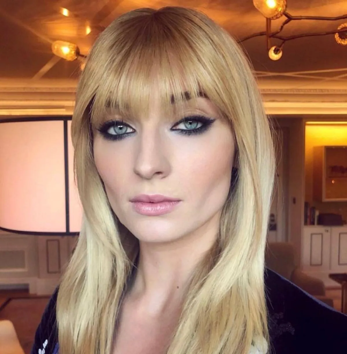 تسريحة الشعر الناعم مع الغرة القصيرة