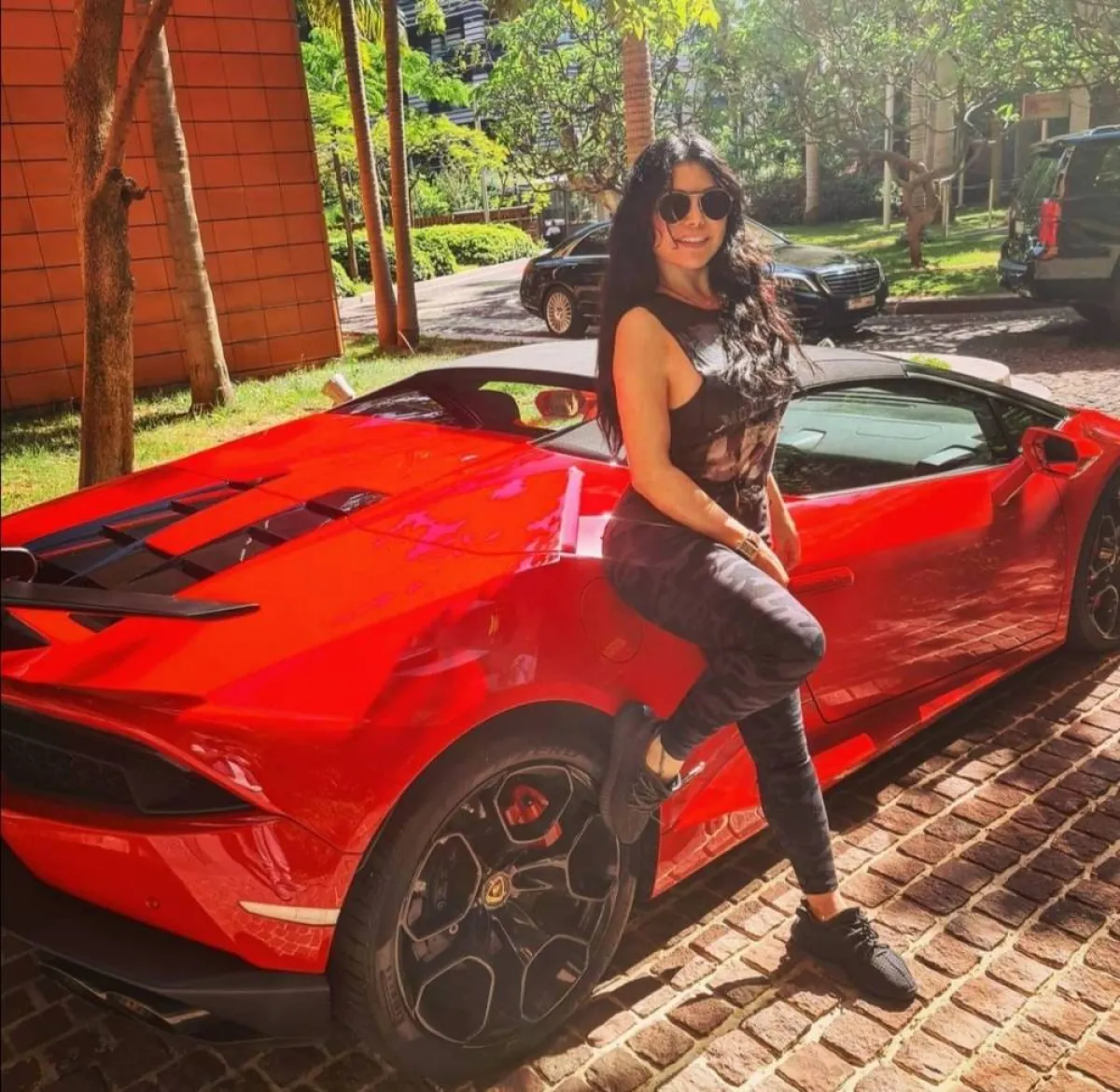 هيفاء وهبي بالسروال العصري