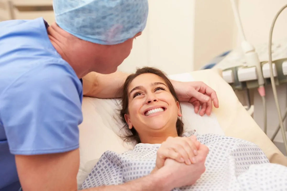 صورة لأم تخضع لعملية التلقيح الصناعي