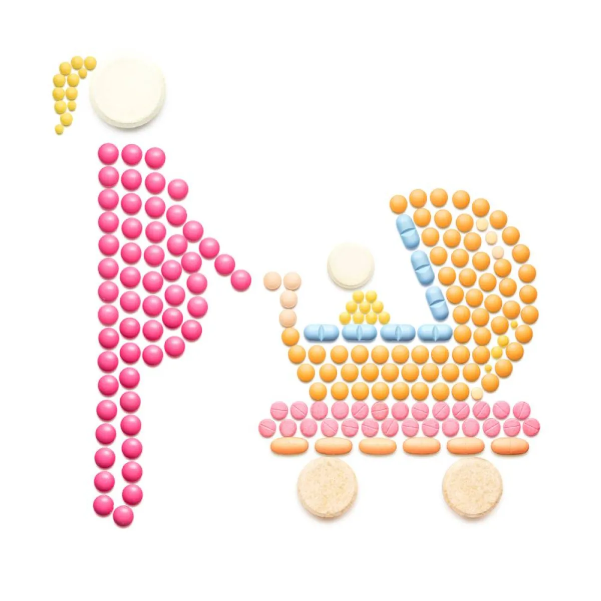 صورة تعبيرية لأم تدفع عربة المولود