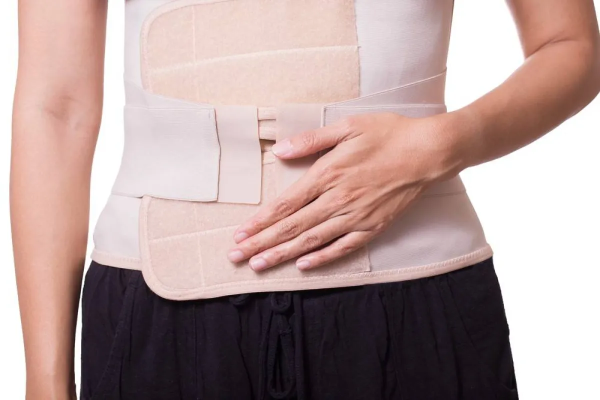 صورة لسيدة تستخدم مشد البطن