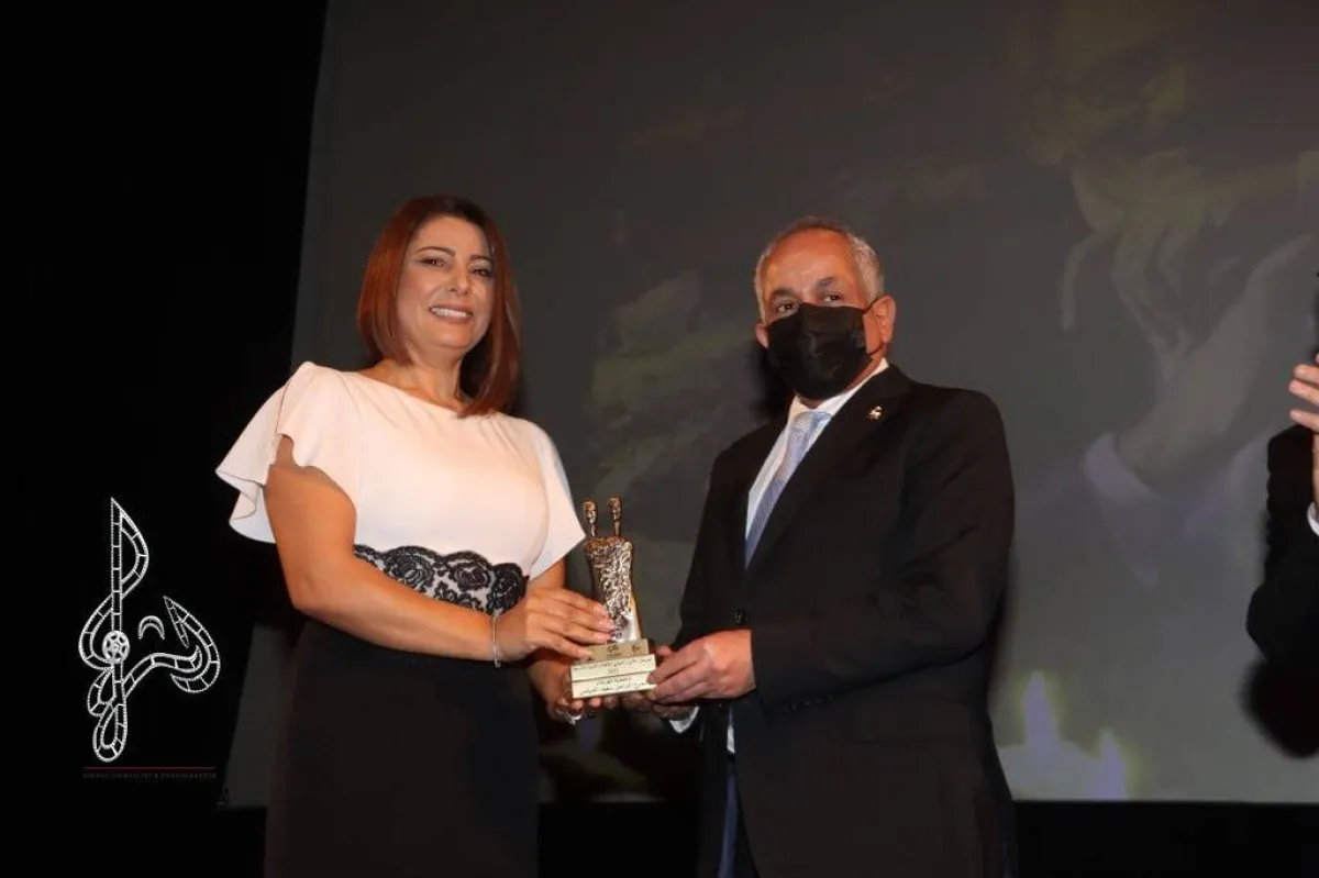 الوزير علي العايد يكرم ابنة المخرج الراحل سعود الفياض- الصورة من فيسبوك مهرجان الأردن للأفلام