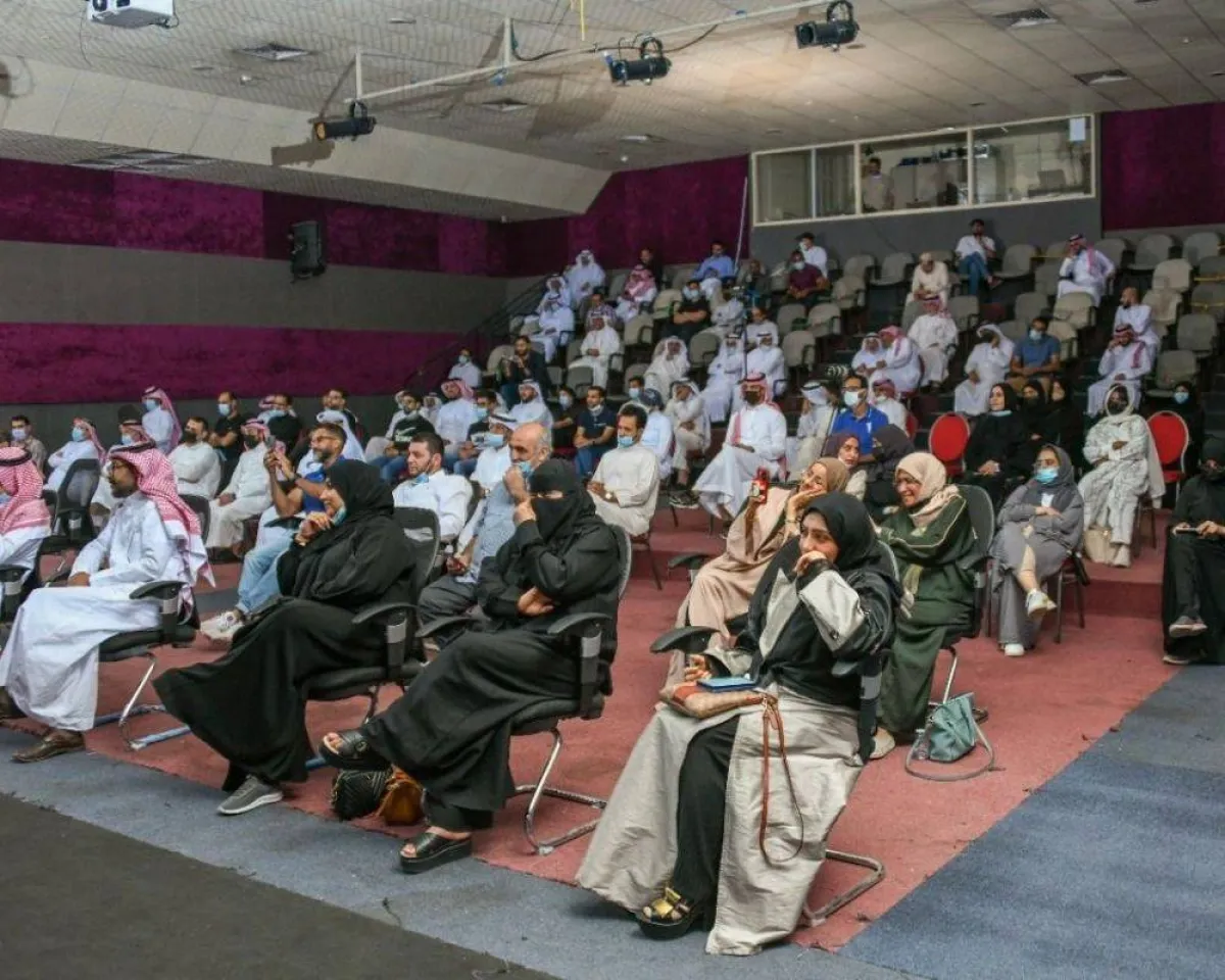 حضور نسائي للأمسية 