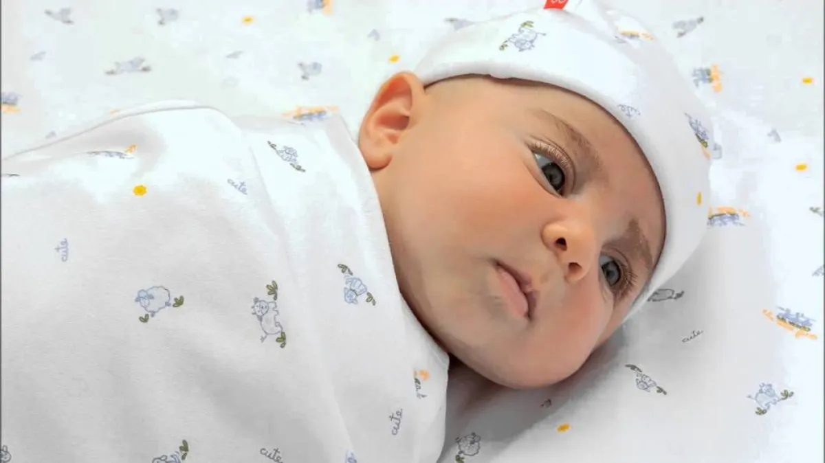 صورة لطفل ينام بقماط