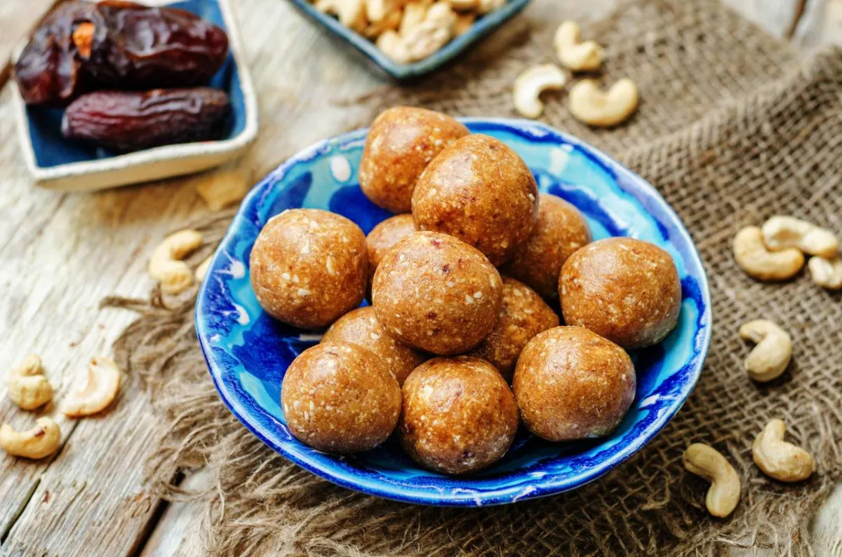 كرات الرطب بالمكسرات