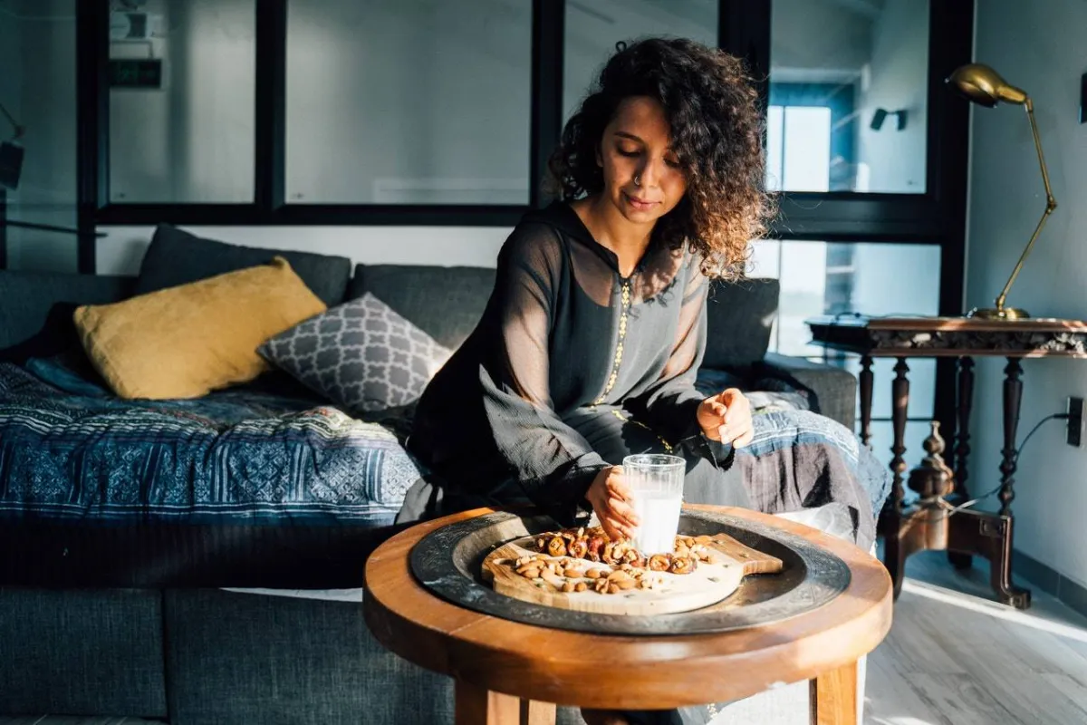 صورة لامرأة تتناول الرطب