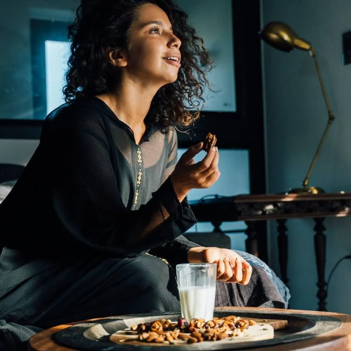 صورة لامرأة تأكل الرطب