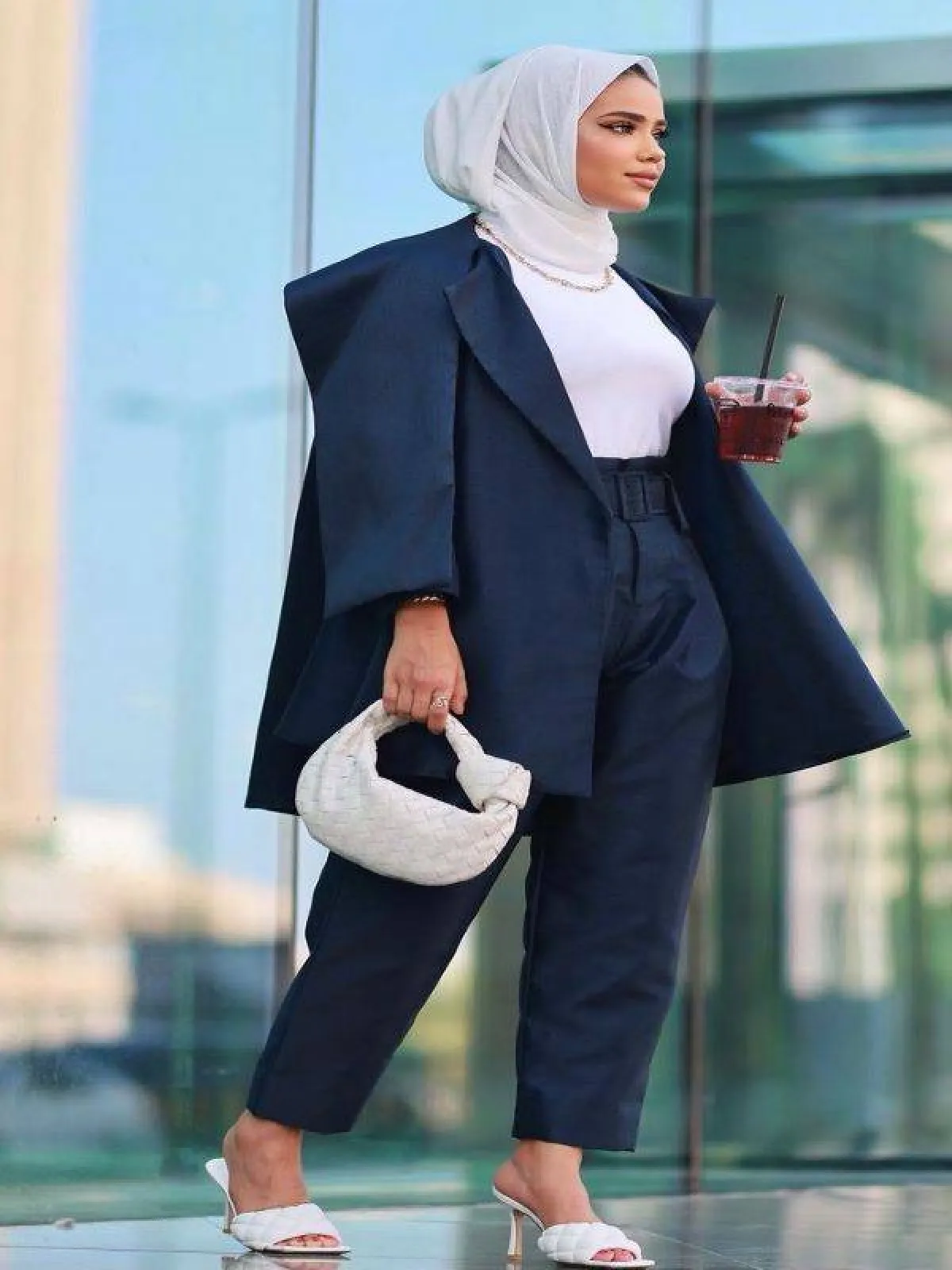 ملابس محجبات للجسم الكمثري