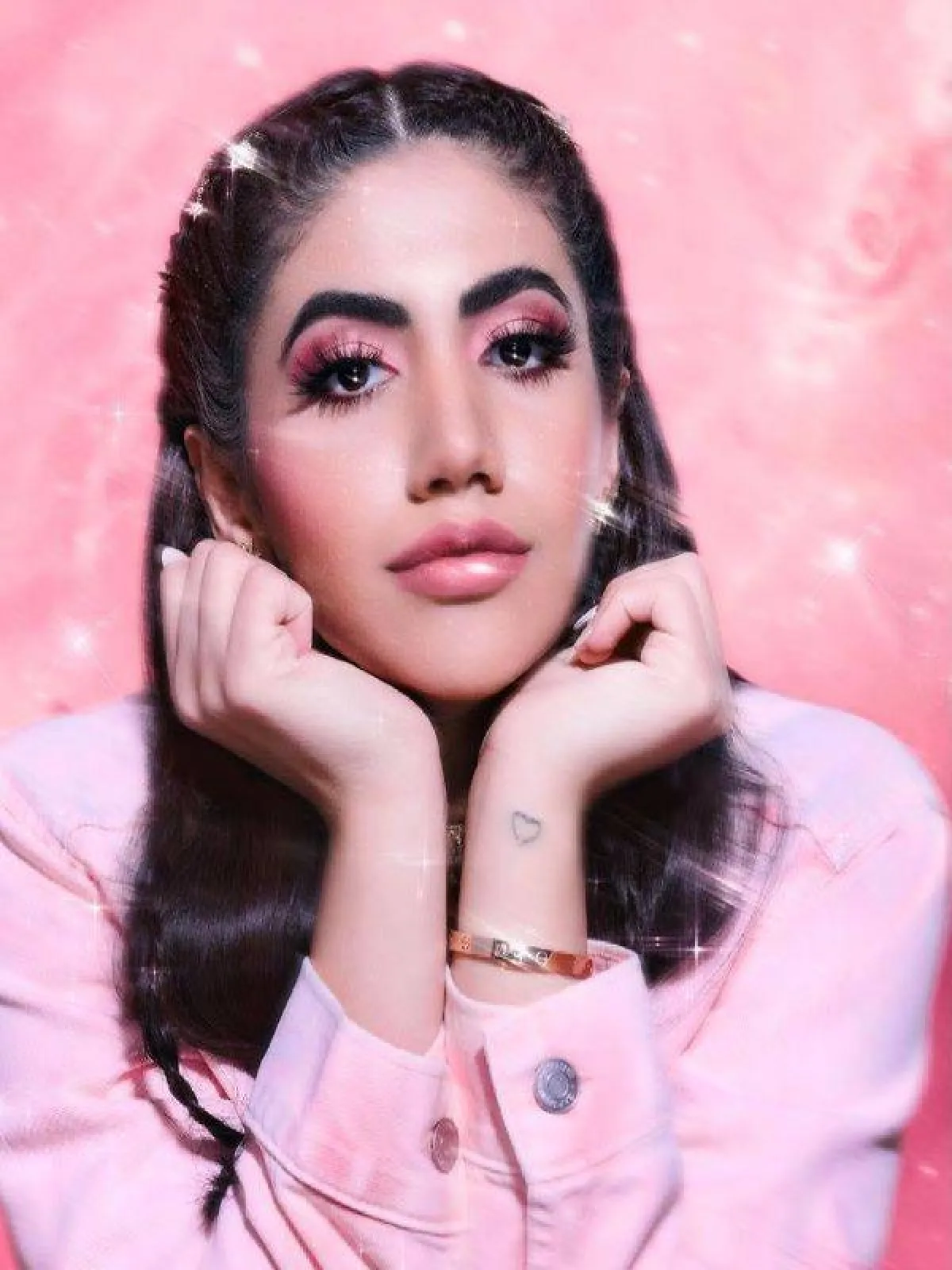 نور ستارز بمكياج زهري لامع