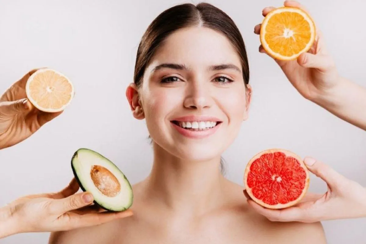 الفرق بين التقشير الكيميائي وتقشير أحماض الفاكهة