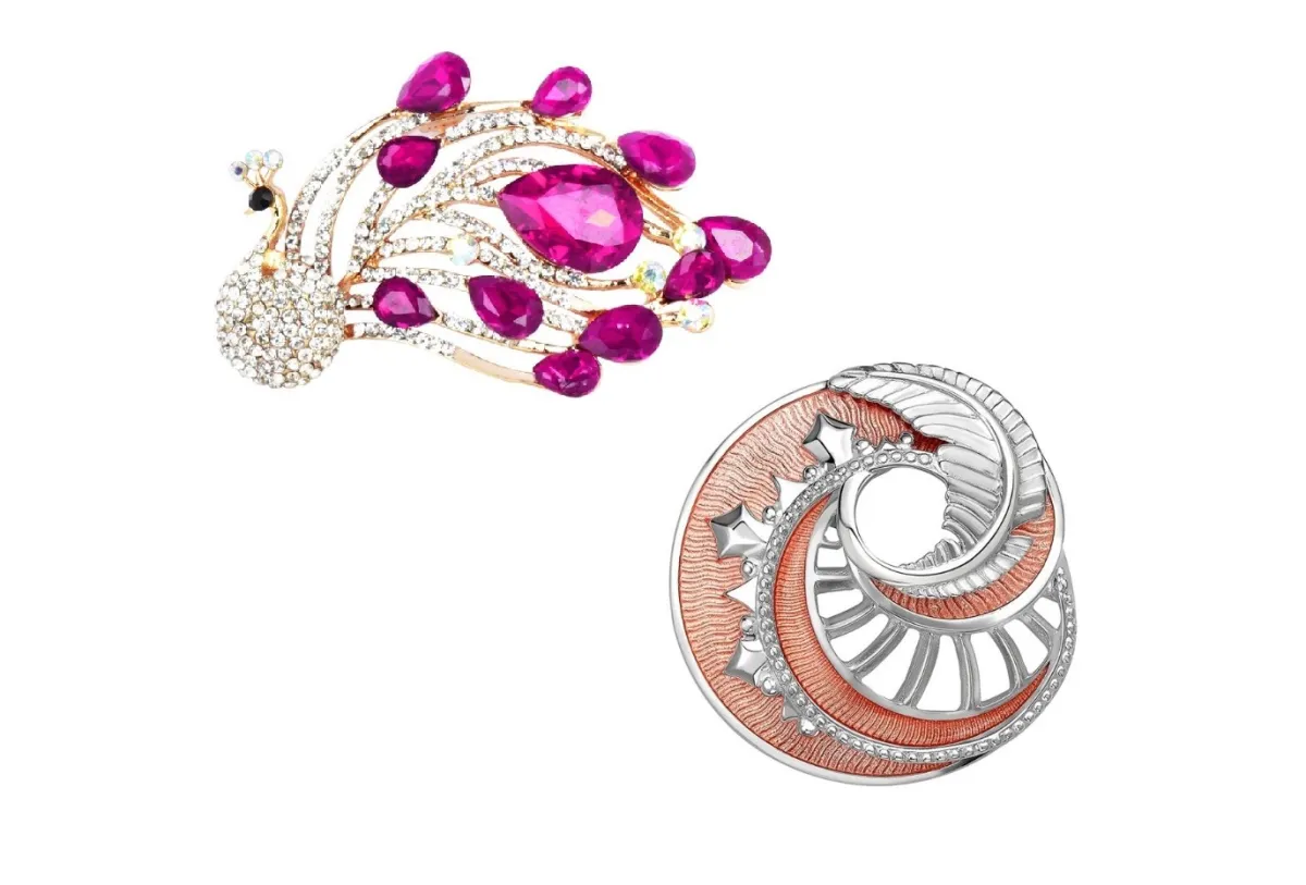 بروشات باللون الوردي لإطلالة أنيقة