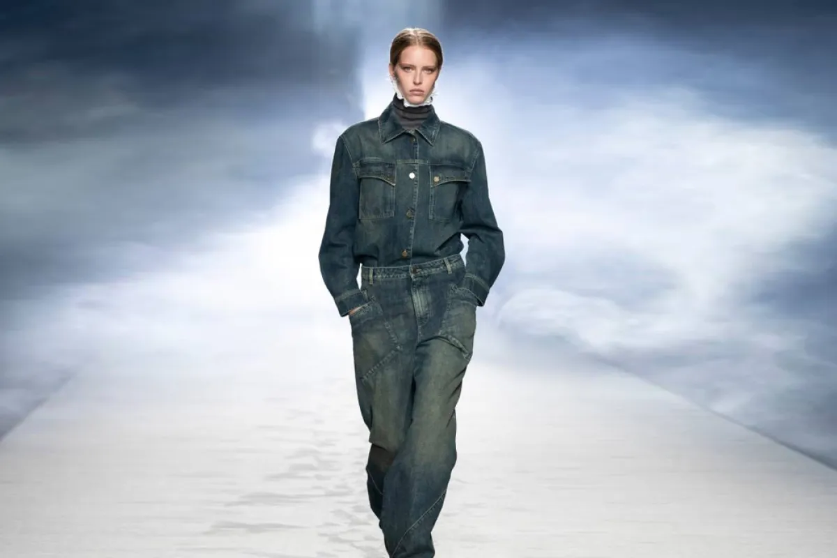 حقائب وأحذية من قماش الدنيم العصري