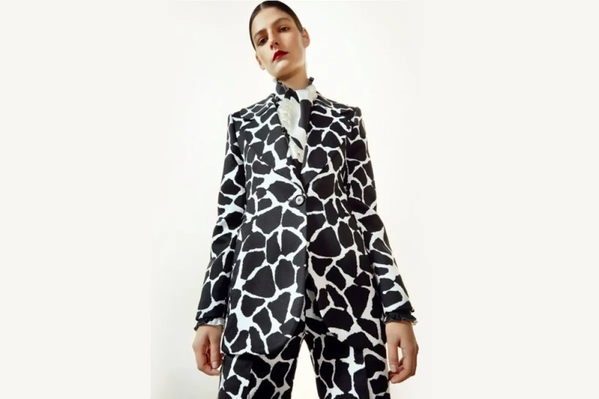 بدلة مطبّعة من كارولينا هيريرا  Carolina Herrera