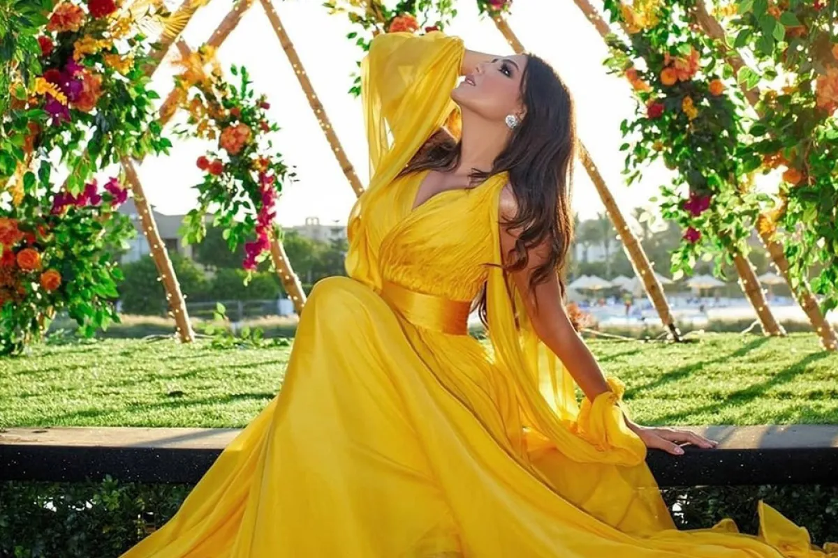 مي عمر بفستان شيفون اصفر