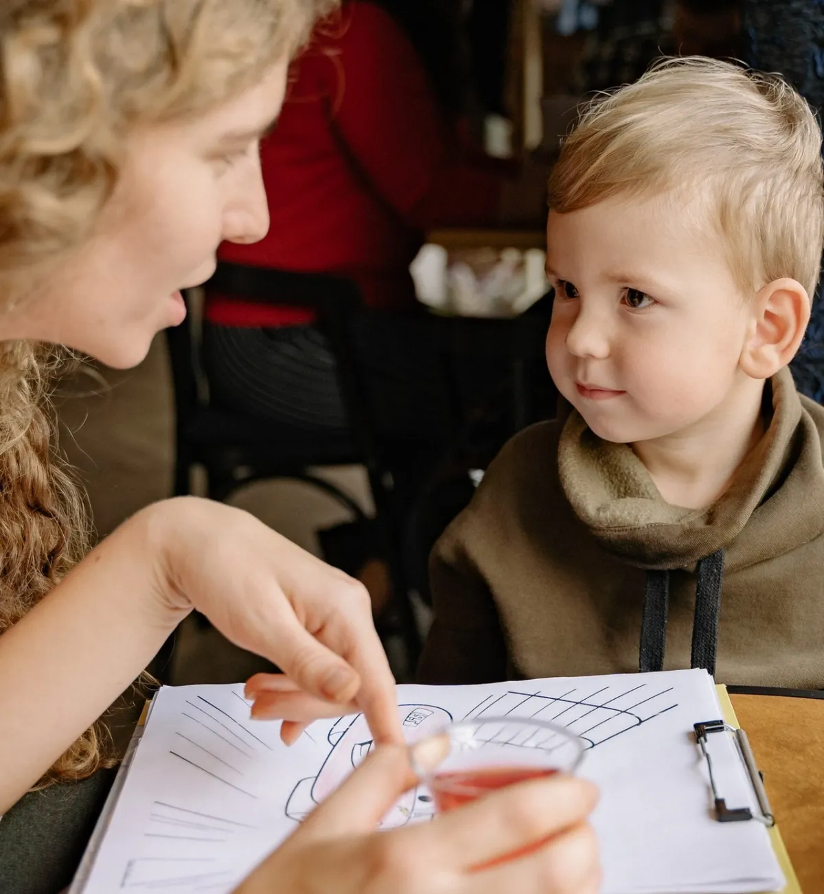 صورة لأم تعلّم طفلها