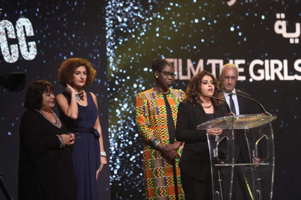 المخرجة السعودية سارة مسفر تلقي كلمة بعد فوزها بالجائزة-الصورة من موقع وزارة الثقافة التونسية