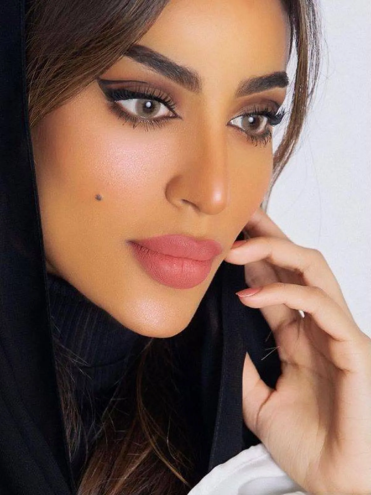 فاطمة الانصاري بمكياج ترابي