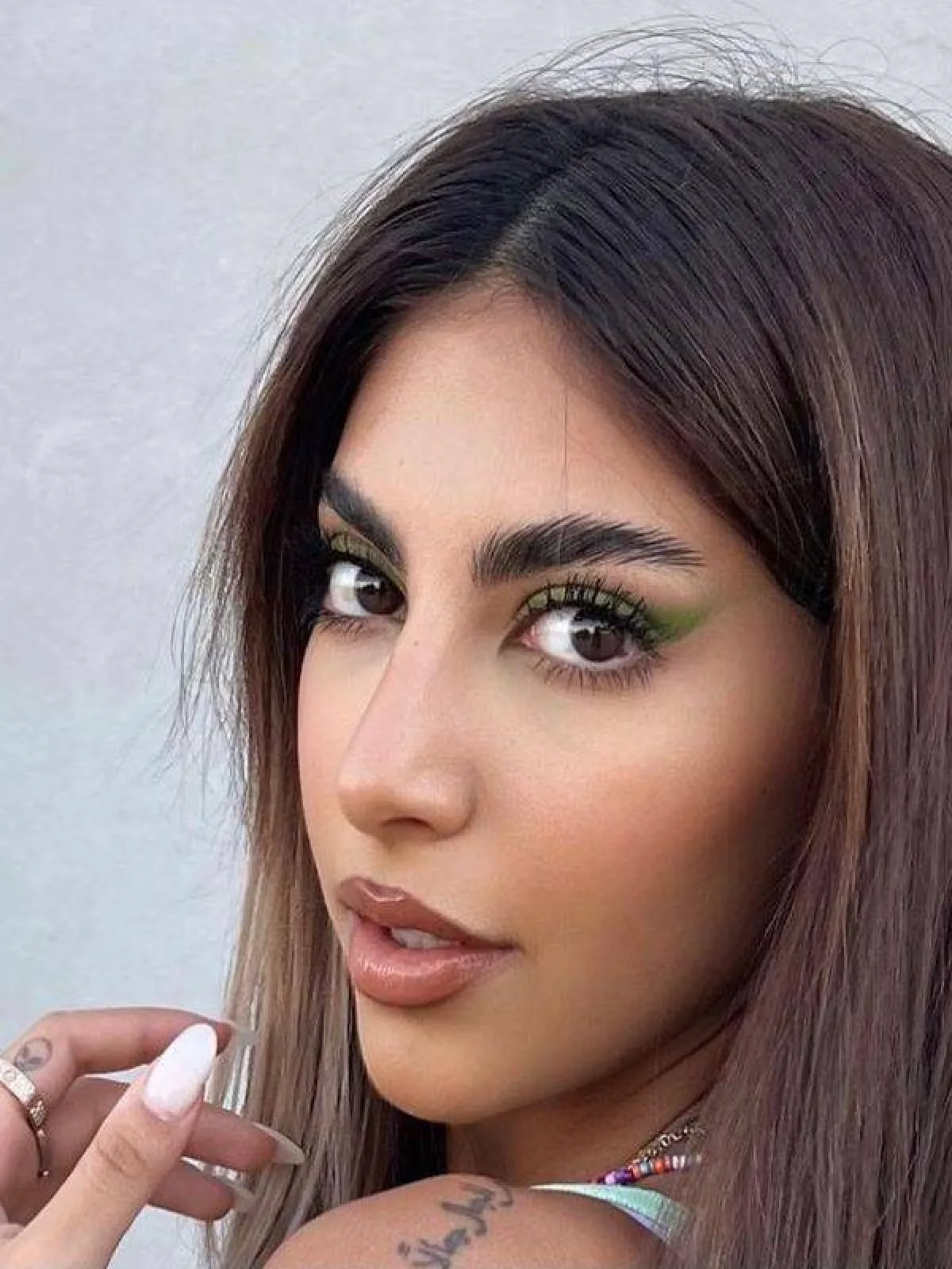 شوق محمد بمكياج ترابي