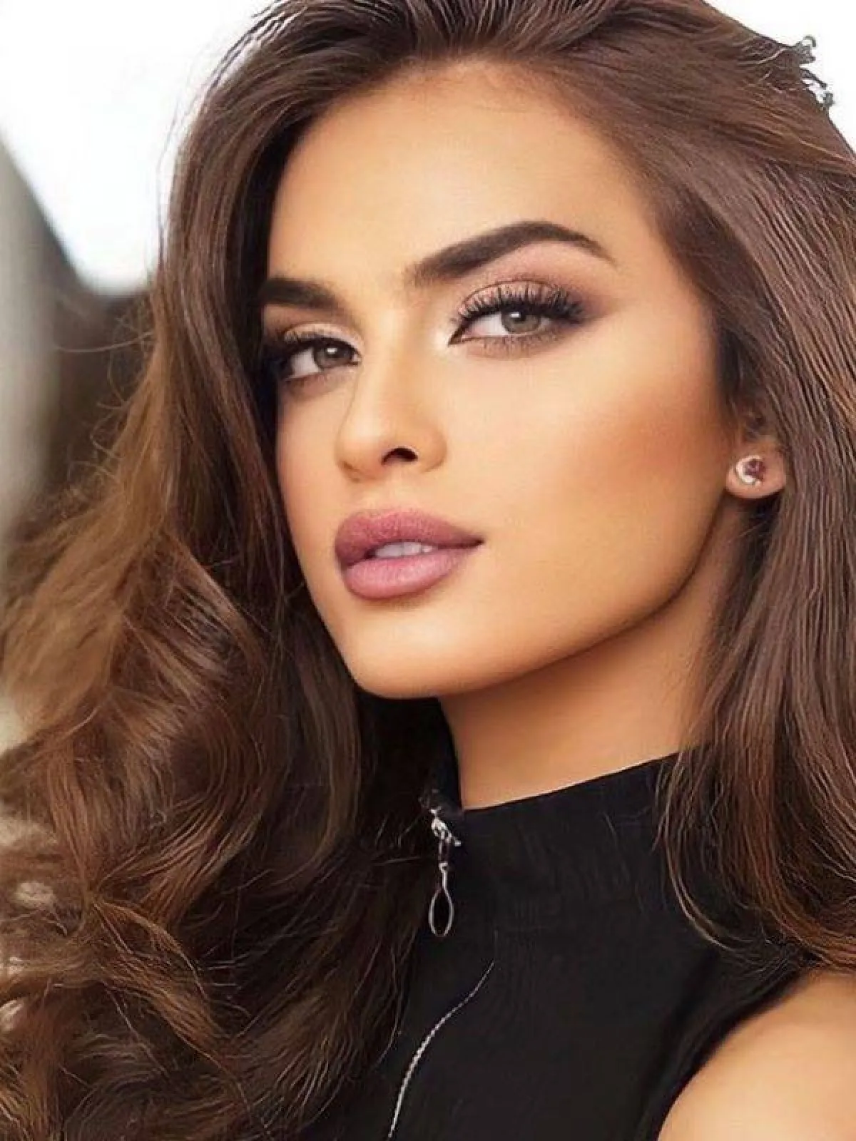 كيناز حكيم بمكياج ترابي