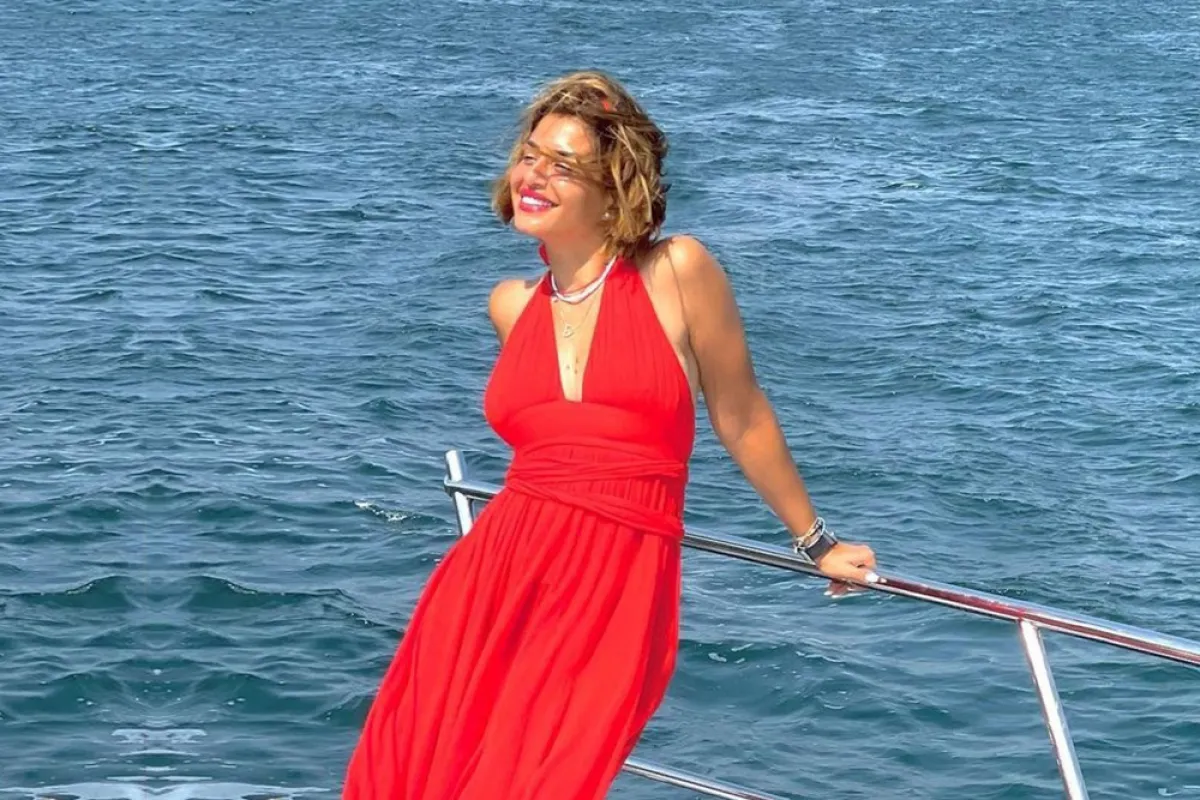 منة فضالي بالفستان الأحمر الماكسي