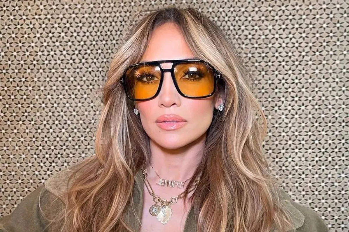 موضة قصة الشعر الطويل ذات الطبقات 