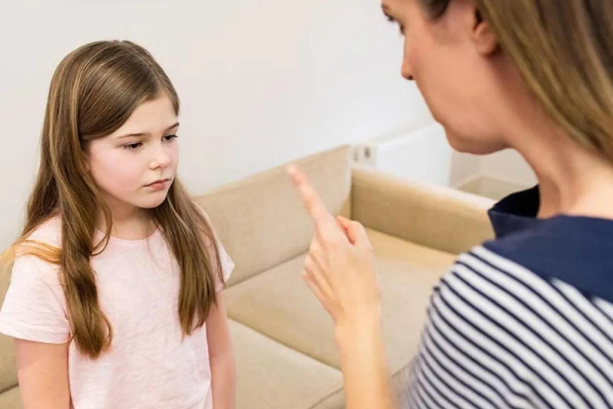 صورة لأم تستخدم أسلوباً خاطئاً في التربية