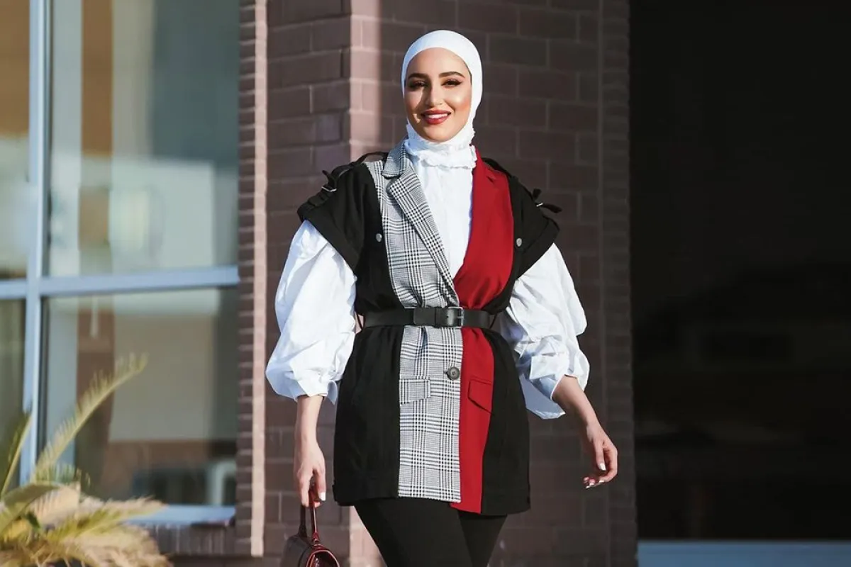 المعطف المصمم بعدة اقمشة من دلال الدوب