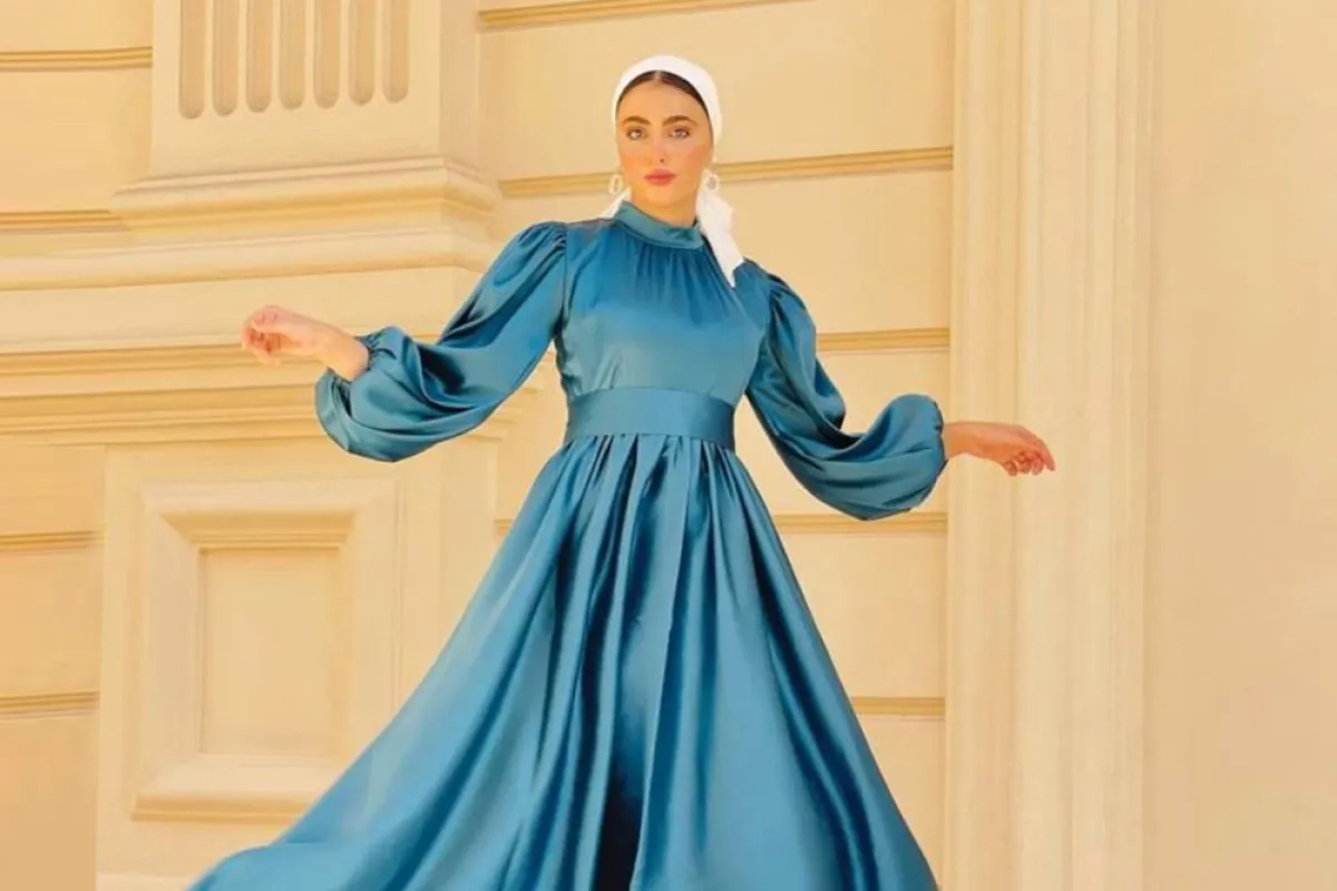 مريم حسن بفستان سهرة أزرق مع حذاء أبيض بكعب عالٍ