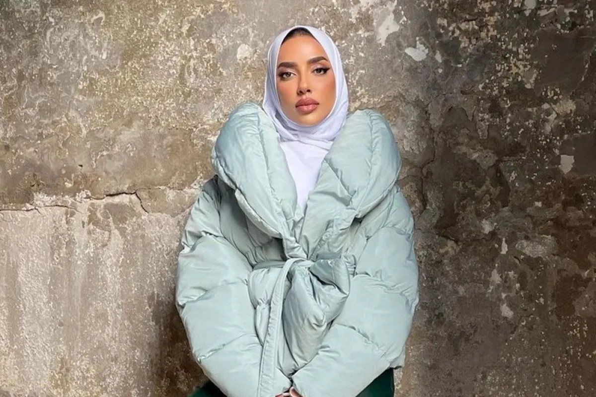 عايشة العقيل بحجاب ابيض بلفة متقنة