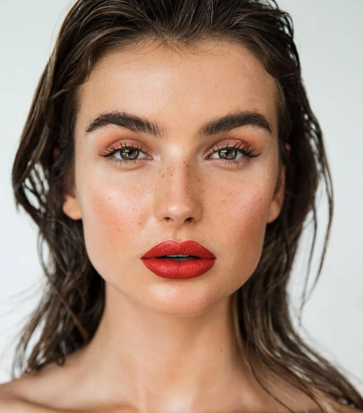 مكياج عيون وشفاه فرنسي للعروس