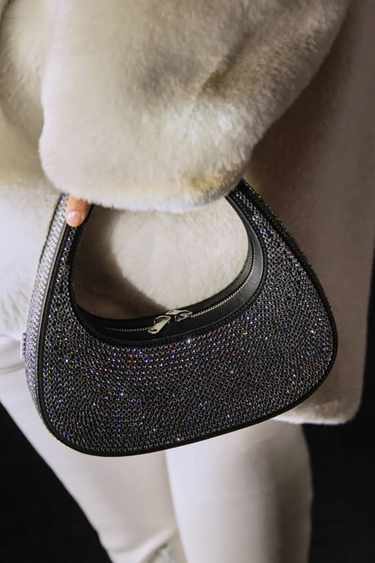 حقيبة كلاسيكية باللون الأسود 