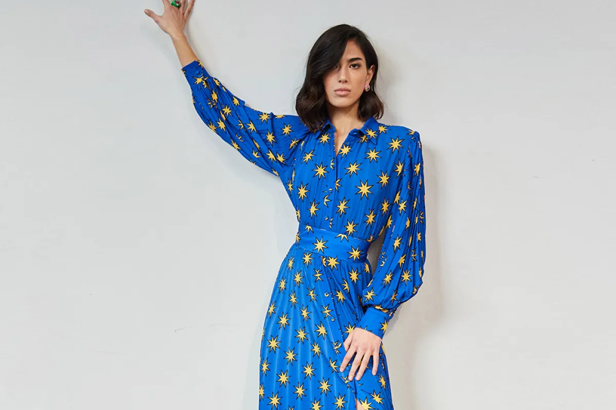 فستان بليسيه كريب بتنورة ذات شق أمامي