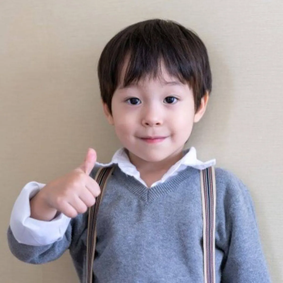 صورة لطفل يرفع علامة الإيجاب