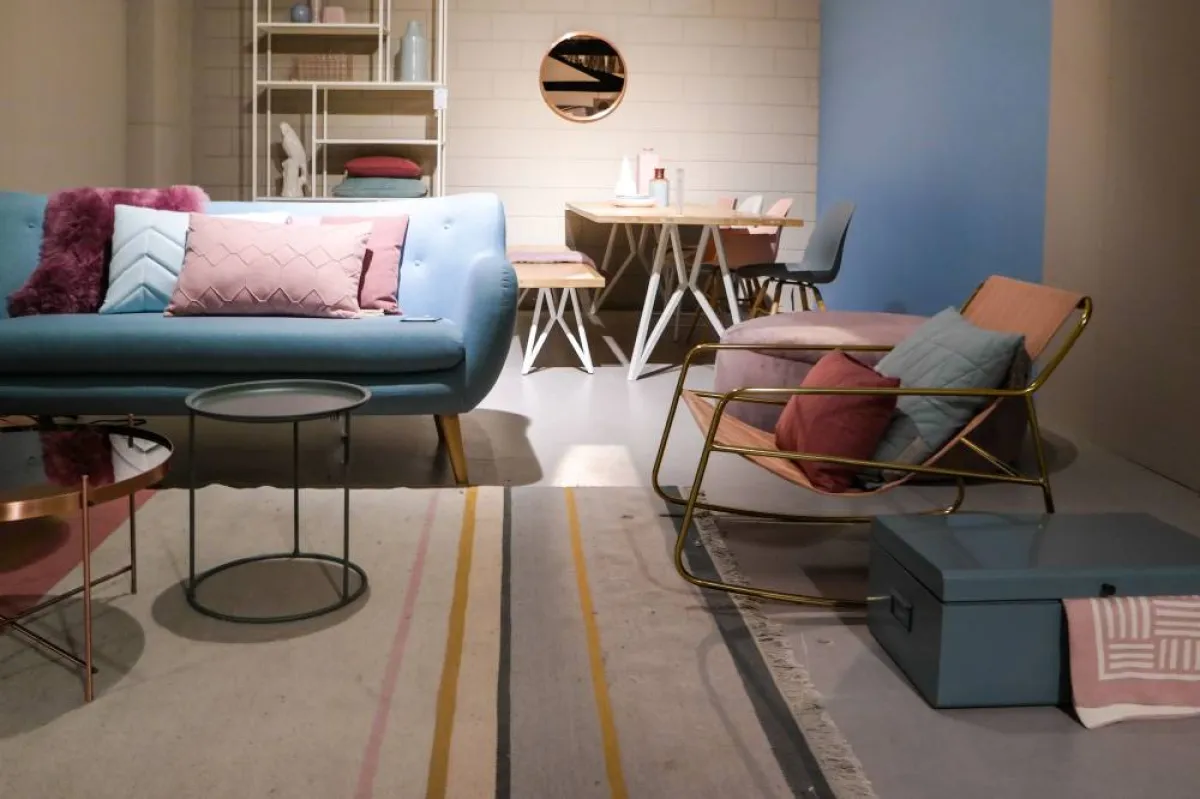 استعمال سجادة كبيرة الحجم يشي بأن مساحة المنزل أكبر 