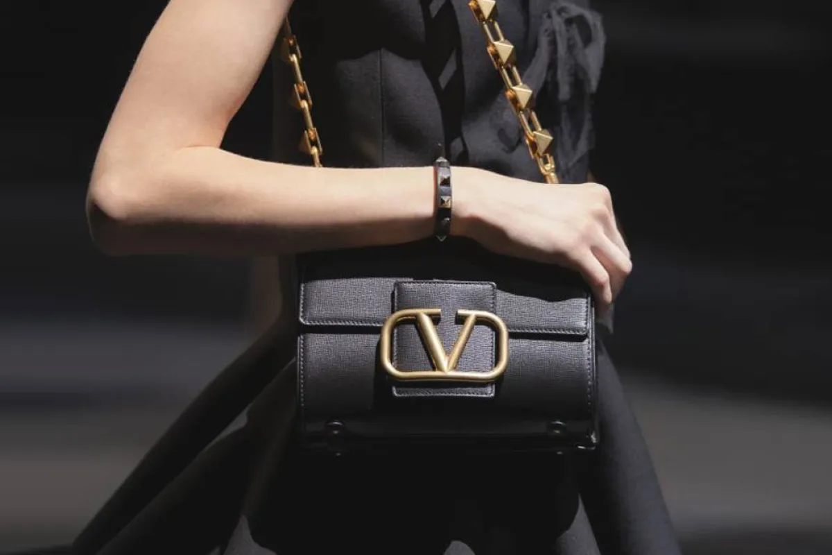 حقيبة كلاسيكية باللون الأسود 