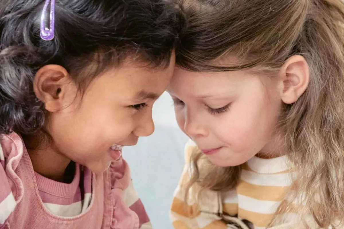 صورة لطفلتين تتكلمان