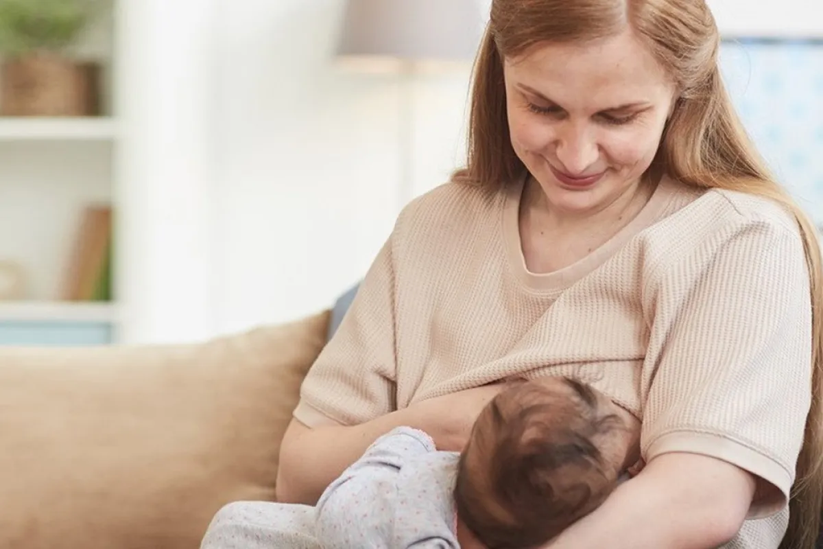 صورة لأم ترضع مولودها