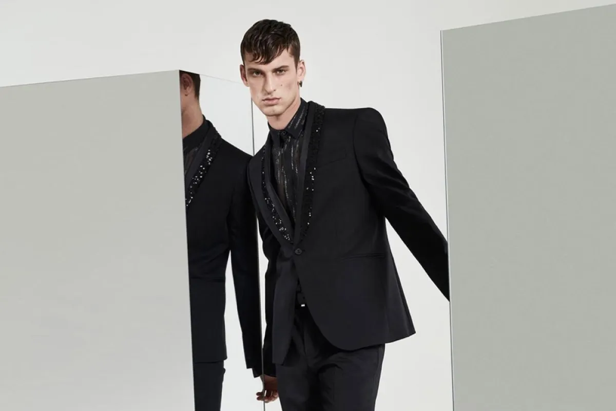 بدلة سوداء بتصميم ضيّق للبنطلون من لي أوم Les Hommes