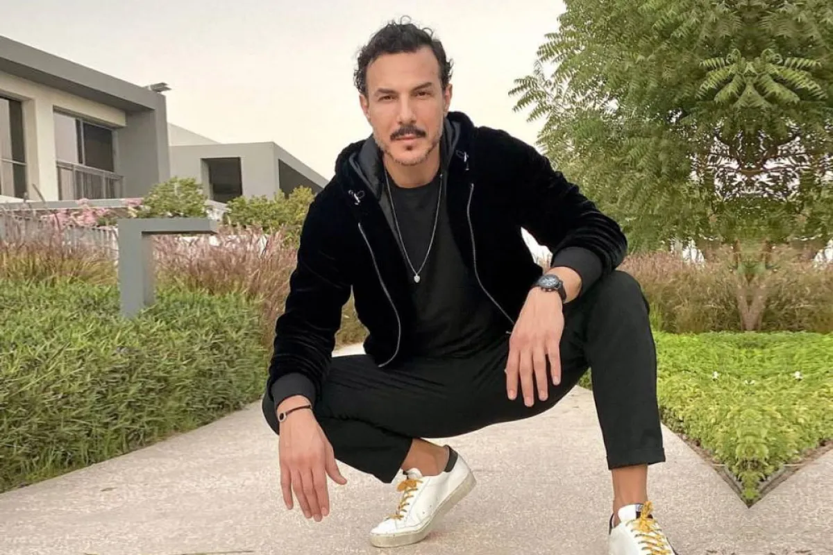 باسل الخياط بحذاء رياضي باللون الأبيض