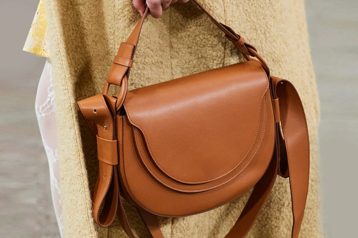 حقيبة باللون البني من بورا أكسو  Bora Aksu