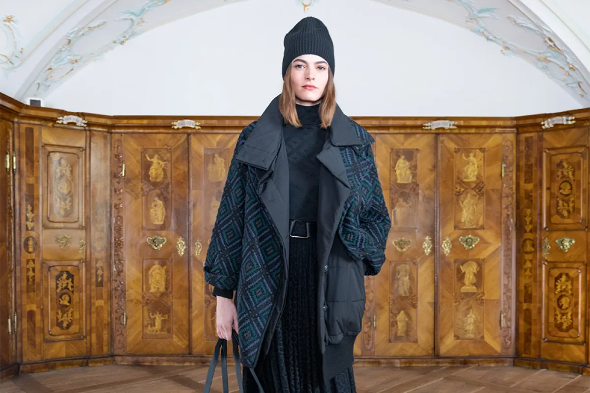 المعطف الكلاسيكي باللون الأسود من اكريس  Akris